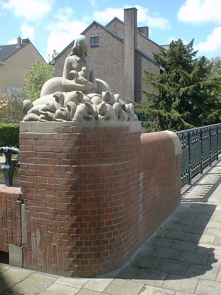 Meisje met eekhoorns door Hildo Krop, 1932 - Muzenbrug (Brug 420) - Amsterdam