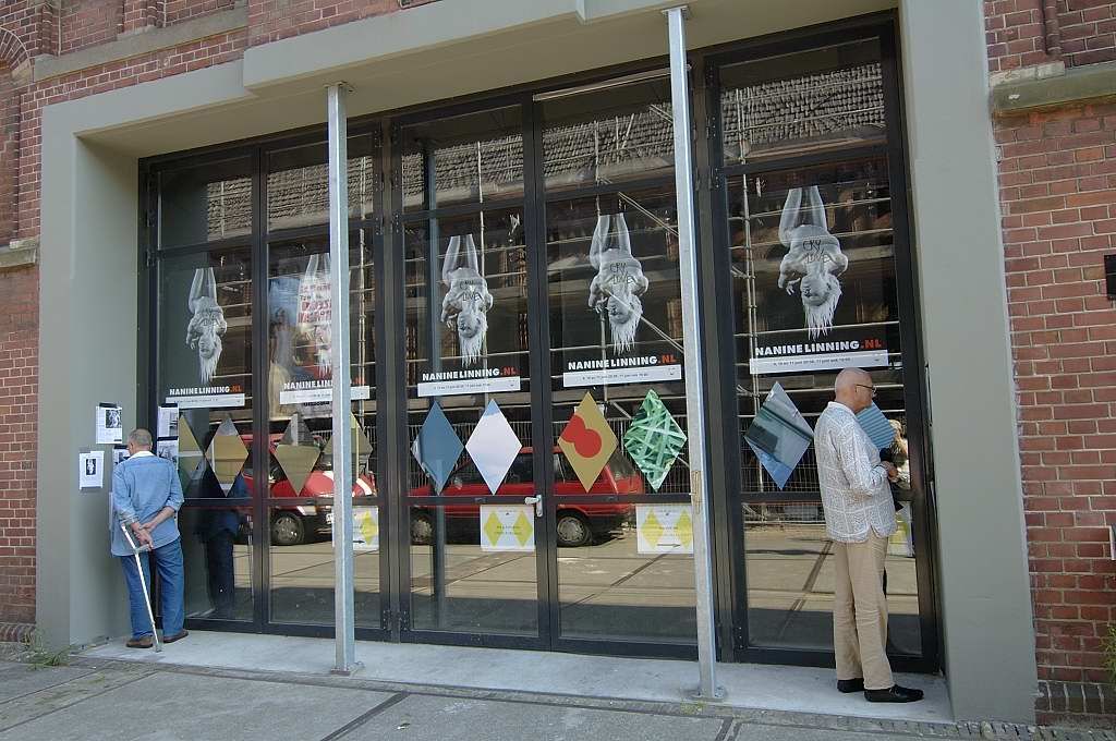 Zuiveringsgebouw - Cry Love van Nanine Linning - Amsterdam