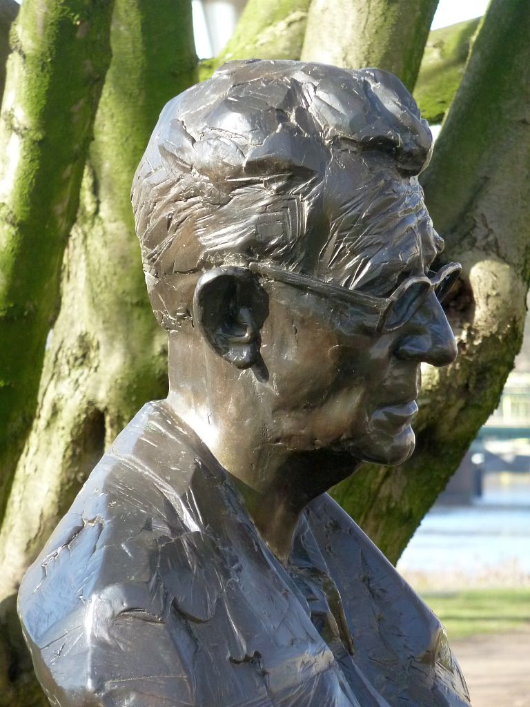 Borstbeeld Simon Carmiggelt - Amsterdam