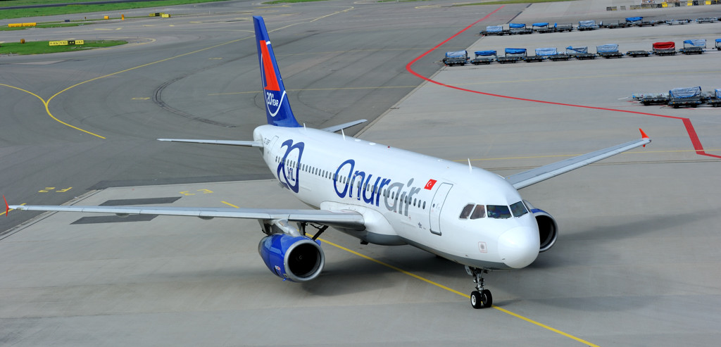 E-F Platform - TC-OBP Airbus A320-232 - Amsterdam