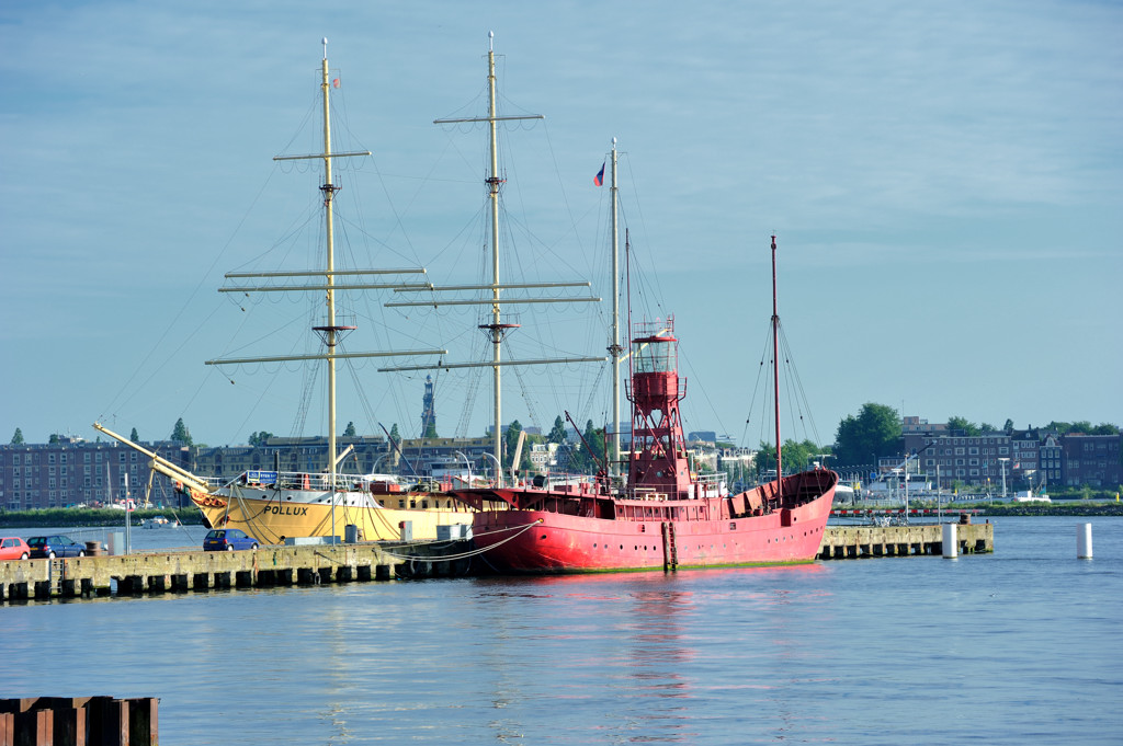 LV 94-lichtschip en de Pollux aan Pier 6 - Amsterdam
