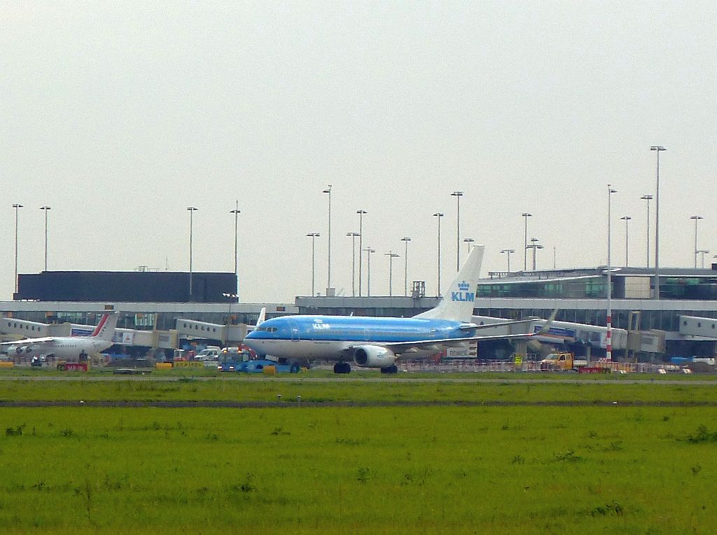 D Platform - PH-BGO Boeing 737-7K2 - Amsterdam