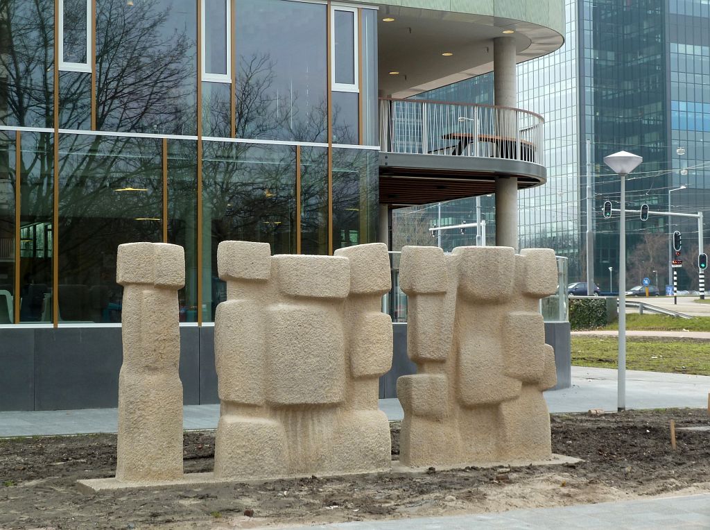 Steenplastiek staande figuren - St. Nicolaaslyceum - Amsterdam