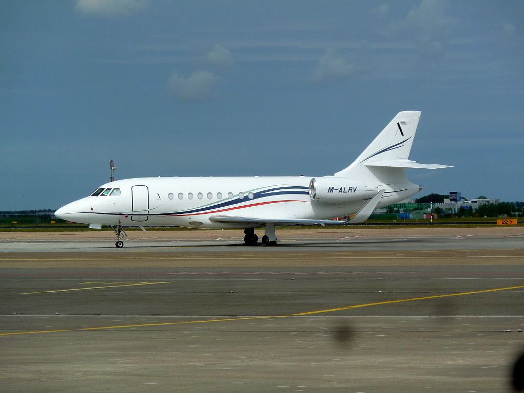 Platform Oost - M-ALRV Dassault Falcon 2000LX - Amsterdam