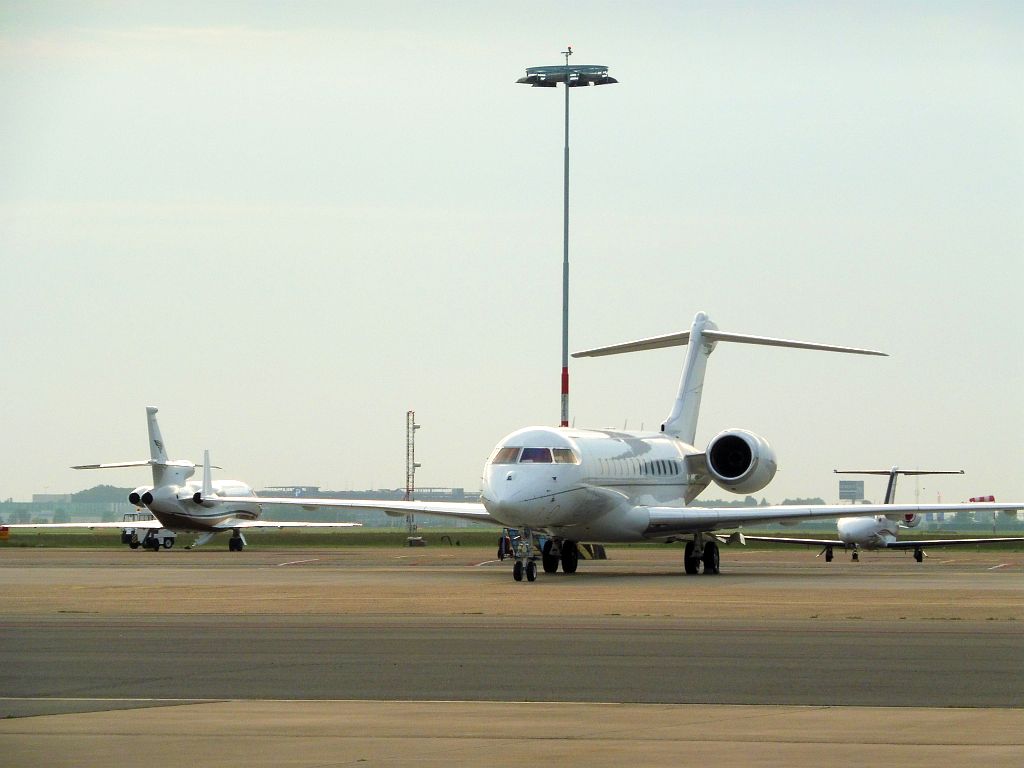 Platform Oost - VP-CKR Bombardier Global Express - Amsterdam