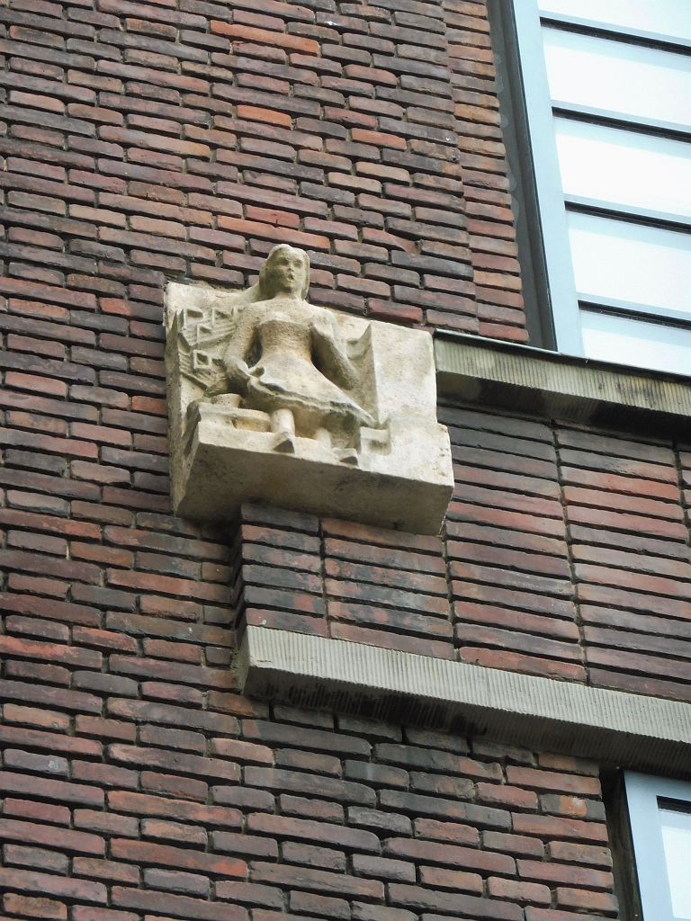 Vml. Gemeentelijk Girokantoor - Gevelsteen Vari�t�-Zangeres - Amsterdam