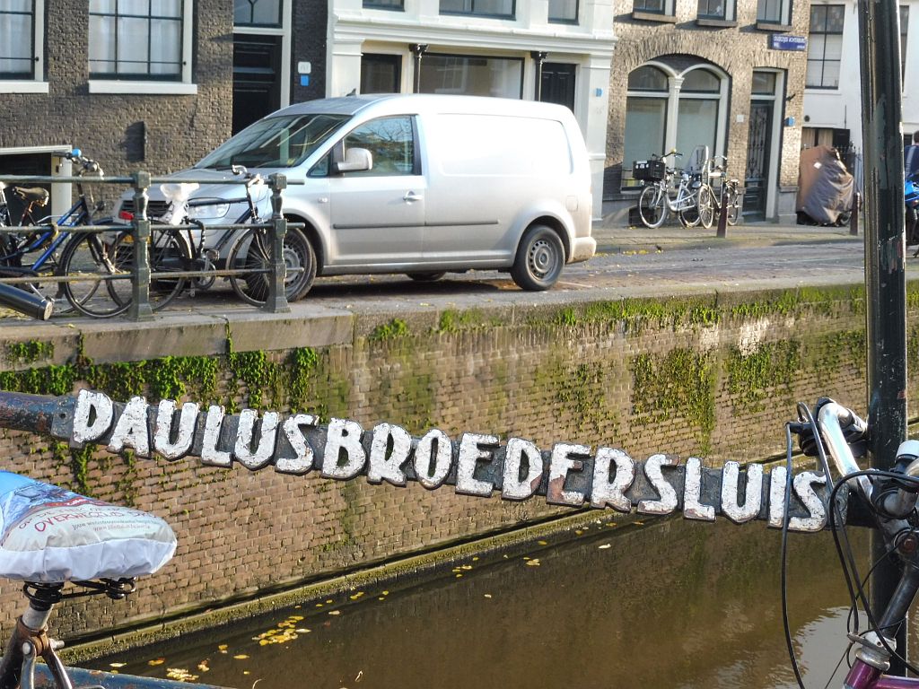Paulusbroedersluis (Brug 215) - Oudezijds Achterburgwal - Amsterdam