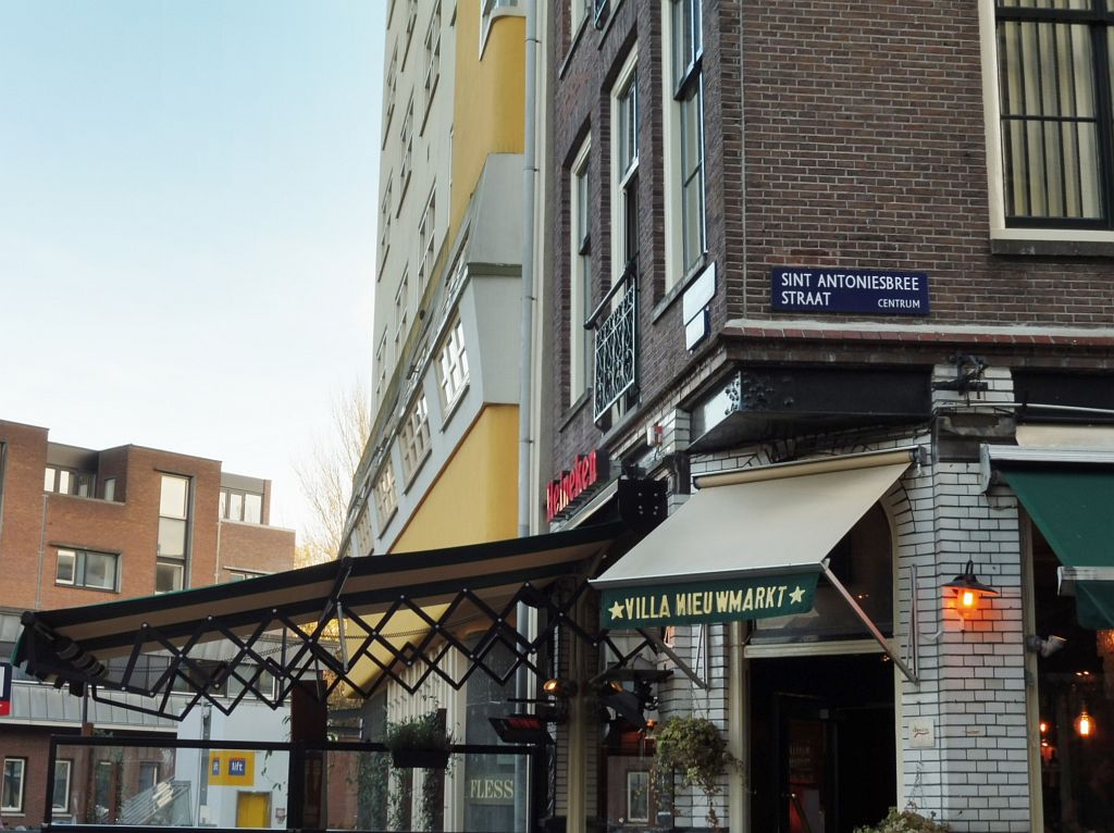 Nieuwmarkt - Hoek Sint Antoniesbreestraat - Amsterdam