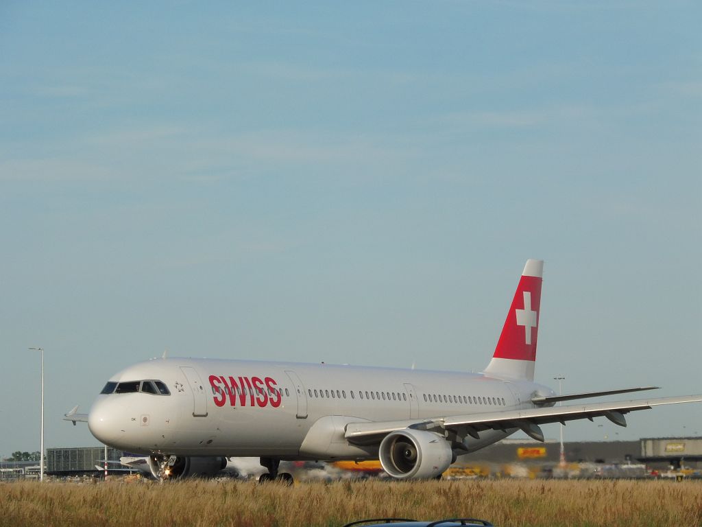 Taxibaan Q - HB-IOK Airbus A321-111 - Amsterdam