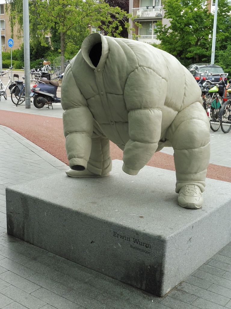 Gelderlandplein - Sumoringer van Erwin Wurm - Amsterdam
