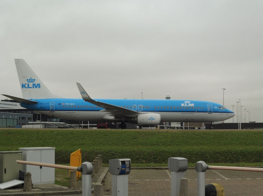 Taxibaan Q - PH-BXI Boeing 737-8K2 - Amsterdam