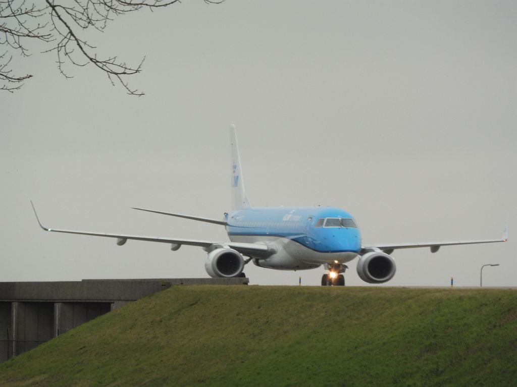 Taxibaan Q - PH-EZI Embraer 190STD - Amsterdam