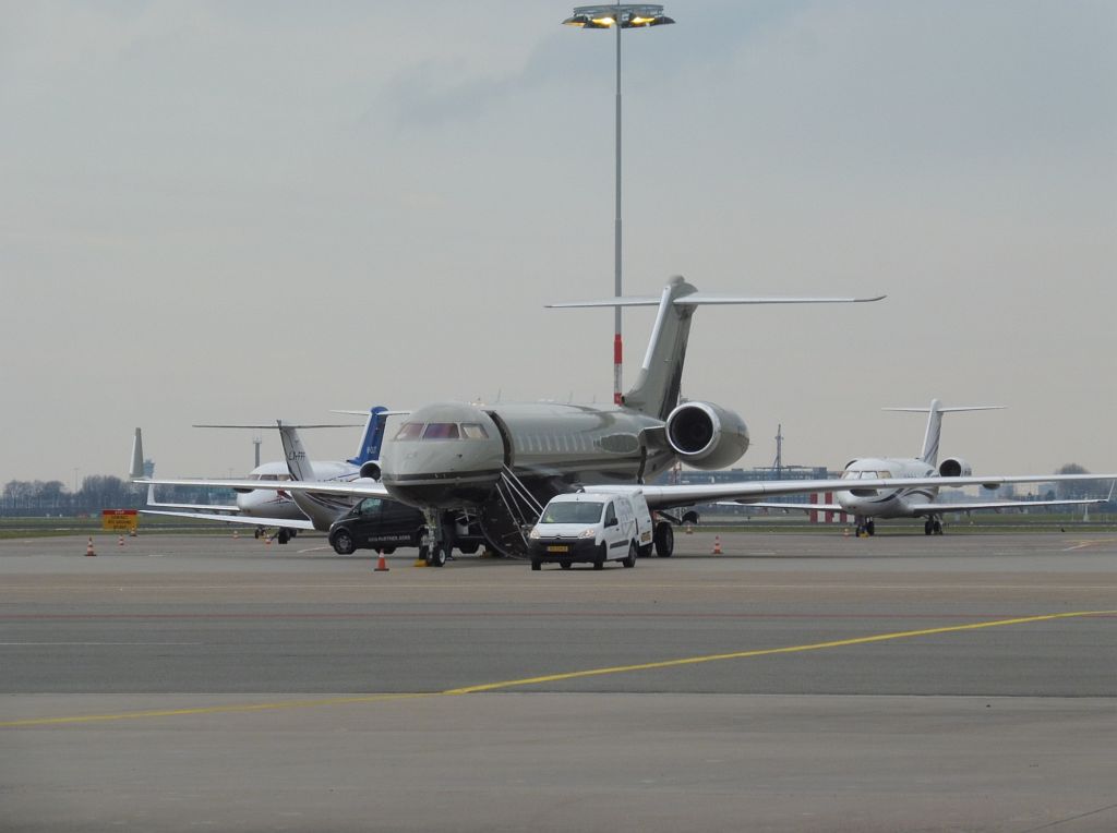 Platform Oost - N77UF Bombardier Global Express (BD-700-1A10) - Amsterdam
