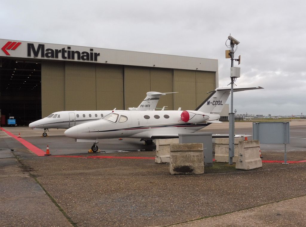 Platform Oost - M-COOL Cessna 510 Citation Mustang en PH-MFX Cessna 650 Citation VI - Amsterdam