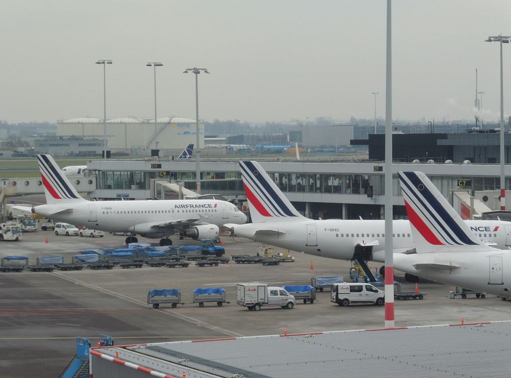 C-Pier - F-GRXC Airbus A319-111 en F-GRHX Airbus A319-111 - Amsterdam