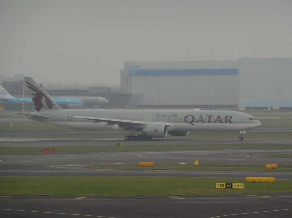 Kaagbaan - A7-BEF Boeing 777-3DZ/ER - Amsterdam