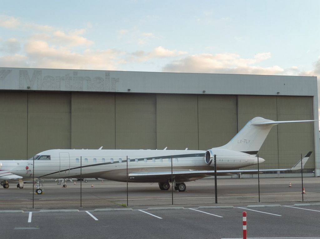 Platform Oost - LX-FLY Bombardier Global Express XRS - Amsterdam