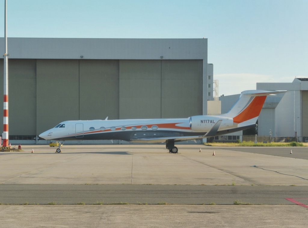 Platform Oost - N117AL Gulfstream G550 - Amsterdam